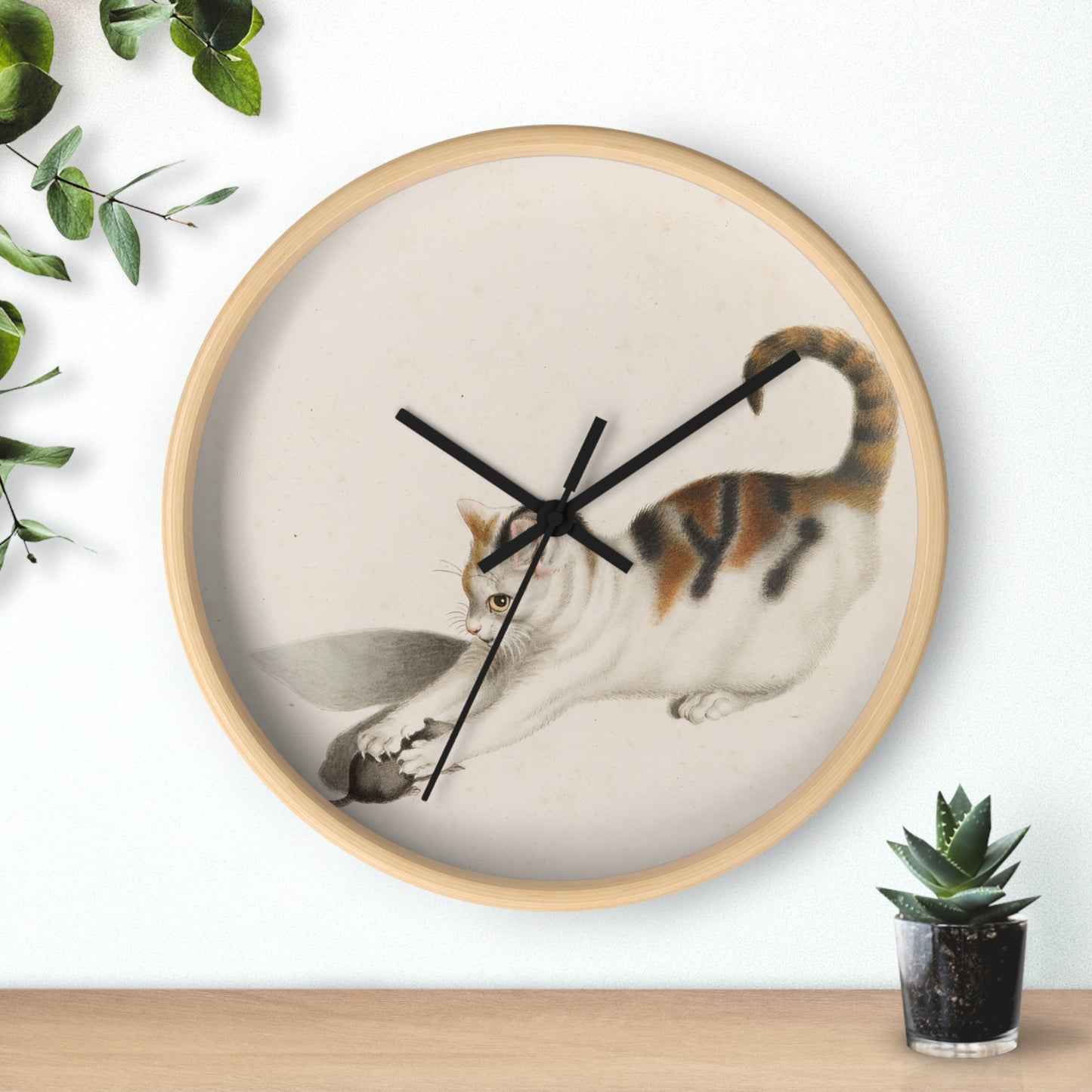 Katze, eine Maus ergreifend Wall Clock | Gottfried Mind - Black - Wooden Base - 10"